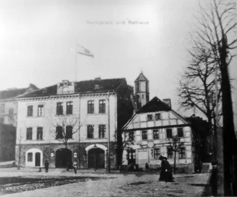 Rathaus mit Kirche (kurzer Turm)