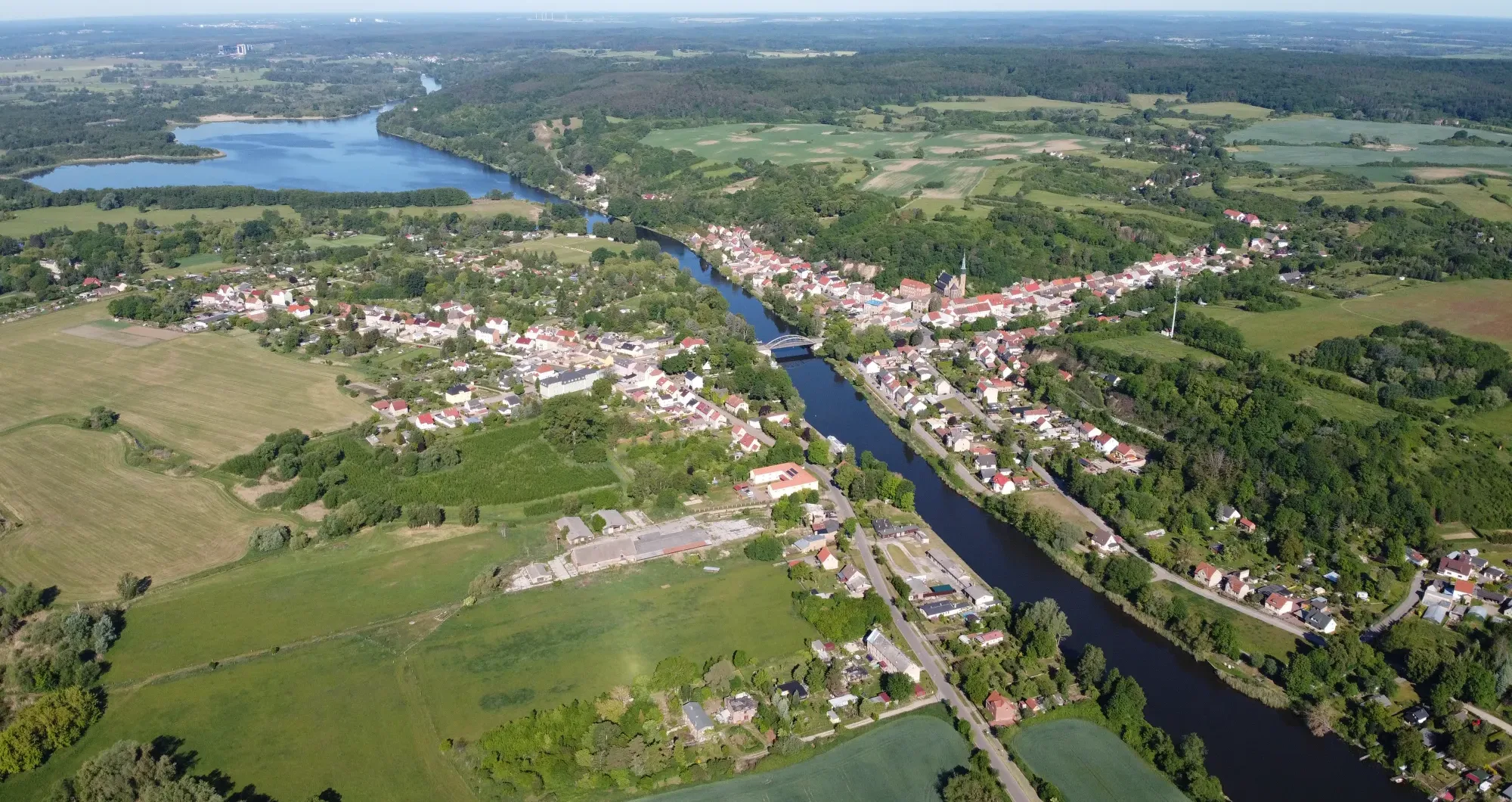 Luftbild von Oderberg: die Alte Oder mit Brücke, Altstadt und Nikolaikirche, im Hintergrund der Oderberger See