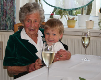 Hertha Kolloff mit Urenkel Lucas